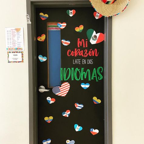 Latino Heritage Month Door Decorations, Spanish Club Bulletin Board, Spanish Heritage Door Decorations, Classroom Themes Spanish, Bulletin Board Ideas In Spanish, Latin Classroom Decorations, Spanish Classroom Themes, Spanish Class Door Decorations, Dual Language Bulletin Boards