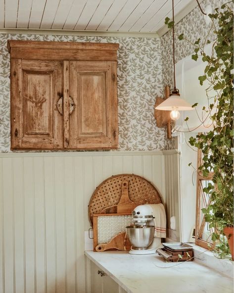 Swedish House Interior, Swedish Farmhouse Style, Nordic Cottage, Swedish Homes, Farmhouse Home Design, Norwegian House, Swedish Farmhouse, Swedish Gustavian Style, Swedish Kitchen