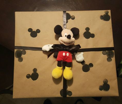 Mickey Wrapping Ideas, Diy Mickey Mouse Wrapping Paper, Mickey Mouse Gift Wrapping Ideas, Disney Wrapping Ideas, Mickey Mouse Gift Ideas, Disney Christmas Gifts, Mickey Mouse Gifts, Minnie Mouse Christmas, Creative Wrapping