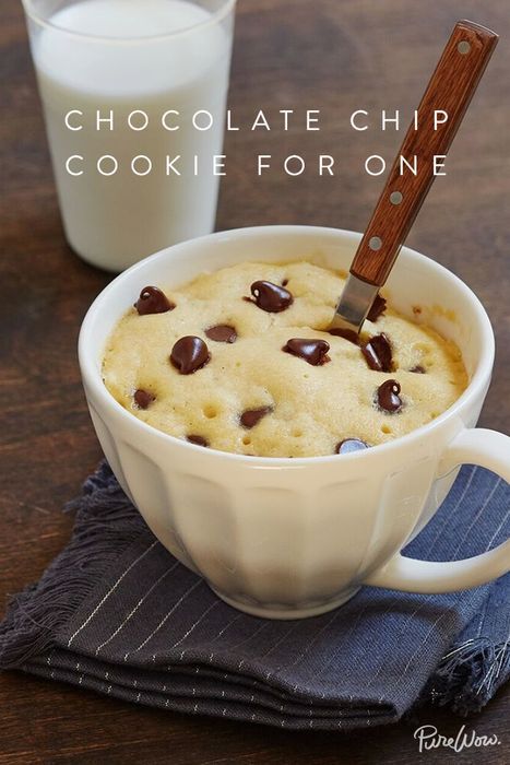 Chocolate-Chip Cookie for One via @PureWow. Sometimes in life, you crave a gooey, warm chocolate-chip cookie. And sometimes you don't want to make an entire batch. (Who needs to be tempted by a dozen or two hanging around, right?) For those times, look no further than our recipe for amicrowavable chocolate-chip cookie for one. Grab a mug and let's bake. Chocolate Chip Cookie In A Mug, Cup Deserts, Microwave Treats, Chocolate Chip Mug Cookie, Cookie For One, Mug Cookie, Mug Desserts, Mug Recipe, Chocolate Chip Mug Cake