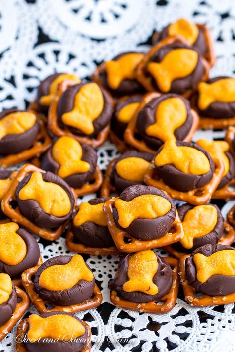 Sweet and salty, these chocolate Goldfish cracker bites are perfect snack to share while watching a game, or a movie. Snack To Share, Cracker Bites, Goldfish Snack, How To Temper Chocolate, Goldfish Crackers, Sweet And Savory, Savory Snacks, Kids Snacks, Pretzels