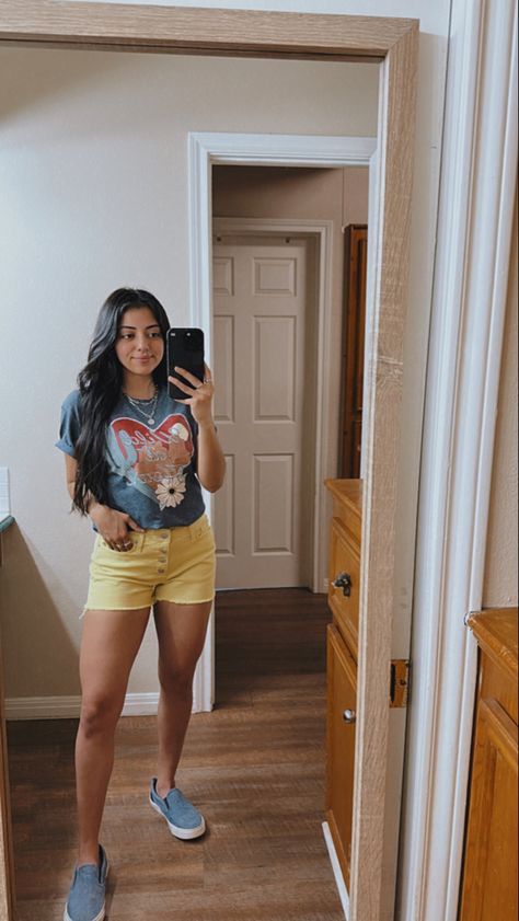 Yellow shorts to make your outfit POP Yellow Denim Shorts Outfit, Yellow Shorts Outfit, Yellow Denim Shorts, Jean Shorts Outfit, Daytime Outfits, Jean Short Outfits, Denim Shorts Outfit, Make Your Outfit, Yellow Jeans