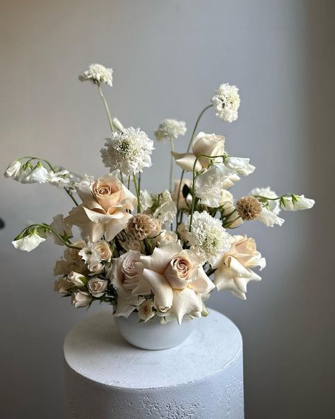 Genevieve Bismonte | Neutral vibes coming your way 🤍 Lots of admin work today which I’m not a fan of but planning for my upcoming events is lifting my… | Instagram Cream And White Flower Arrangement, White And Tan Flower Arrangements, White And Beige Floral Arrangements, Neutral Flower Wedding, Neutral Color Flower Arrangements, Tan Flower Arrangements, Wedding Florals Neutral, Neutral Florals Wedding, Neutral Flowers Wedding