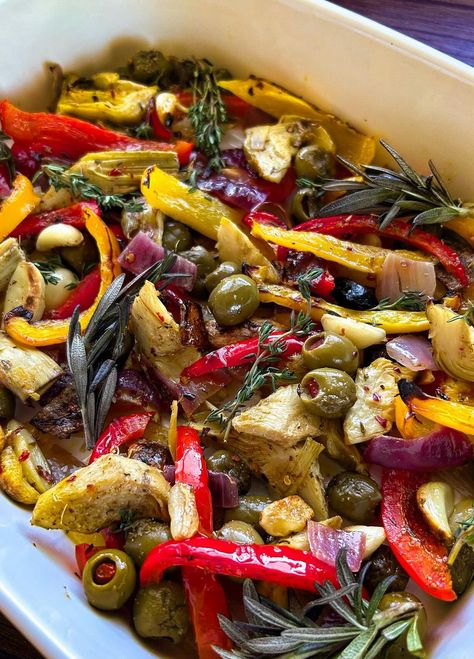 Roasted Peppers, Artichokes, Olives, Onions & Garlic — Sippin' Foodie Artichoke Roasted, Broccoli Spaghetti, Veggie Ideas, Red Onion Relish, Greek Salad Recipes, Walking Out, Clean Eating Dinner, Pickled Onions, Roasted Peppers