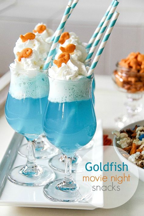 Goldfish movie night snacks #GoldfishMix #sponsored #cbias Snacks For Teens, Ice Cream Float, Birthday Party Snacks, Goldfish Crackers, Movie Night Snacks, Ice Cream Floats, Movie Snacks, Mermaid Parties, Chocolate Caliente