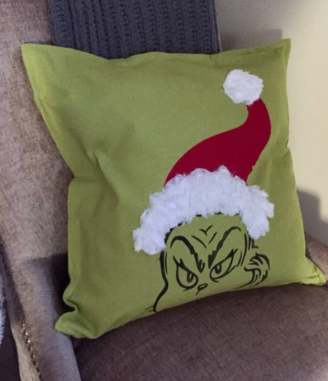 Grinch Pillow, Xmas Grinch, Grinch Christmas Decor, A Grinch Christmas, Grinch Decor, Grinch Stuff, Christmas Party Crafts, Elf Christmas Decorations, Grinch Decorations