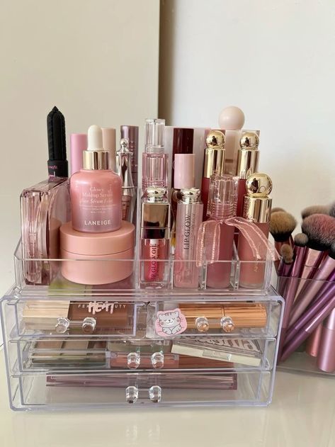 Makeup Organization Aesthetic Korean, Clear Makeup Organizer Aesthetic, Coquette Makeup Organizer, Cute Makeup Organizer, Tempat Make Up, Korean Makeup Organization, Korean Makeup Collection, Acrylic Organizer Ideas, Makeup Organizer Aesthetic