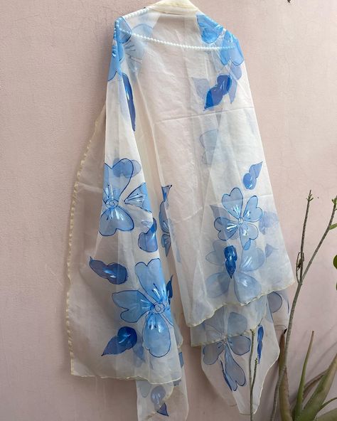 Hand Printed Dupatta, Organza Hand Painted Dupatta, Dress Desgines, Hand Painted Dupattas, Handpainted Dupattas, Dupatta Painting, Painted Suits, Fabric Paint Diy, Painting Flowers Tutorial