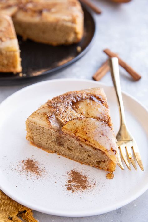 Grain-free Almond Flour Pear Cake recipe that is light, fluffy, moist, and flavorful. Almond Flour Desserts, Pear Cake Recipes, Almond Flour Cakes, Pear Dessert, Pear Cake, Sliced Pears, Spiced Pear, Fluffy Texture, Winter Desserts