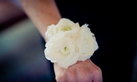 Corsage Mothers Corsages For Wedding, Lavender Ranunculus, Ranunculus Corsage, Corsages For Wedding, Hydrangeas Garden, Pear Bracelet, Wedding Peonies, Corsage White, Wrist Corsage Wedding