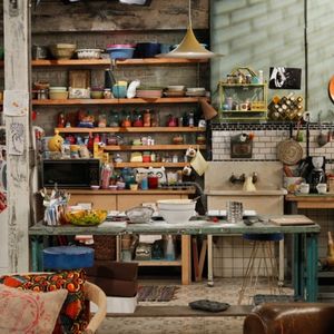 Girls Apartment, 2 Broke Girls, Cute Furniture, Apartment Kitchen, Celebrity Houses, Dream Kitchen, My Dream Home, Apartment Decor, Room Inspiration