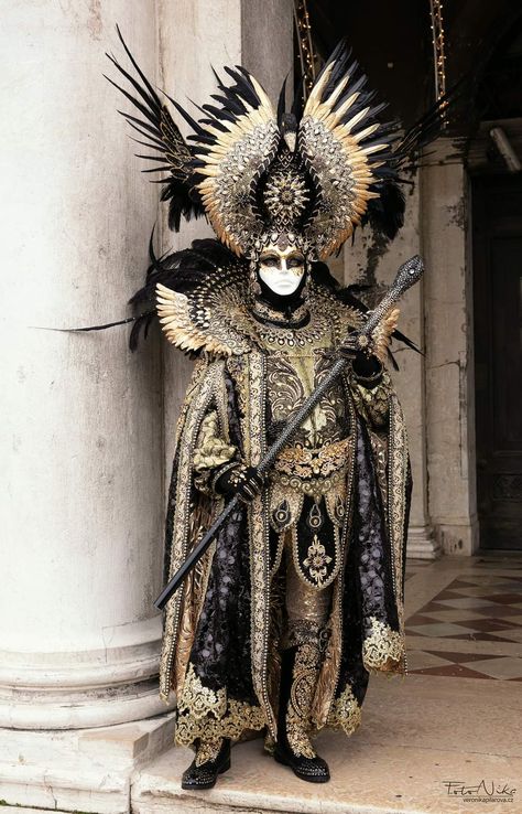 Venetian Carnival Aesthetic, French Masquerade, Venetian Jester, Venetian Fashion, Feathered Mask, Venetian Costumes, Dark Costumes, Masquerade Outfit, Venice Carnival Costumes