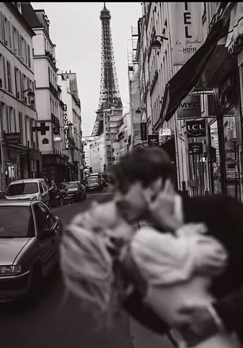 Paris Couple Pictures Proposal, Paris Romantic Photography, Parisian Couple Aesthetic, Engagement In Paris, Family Photos In Paris, Paris Couple Aesthetic, Paris Couple Photoshoot, Elopement Italy, Paris Couple Pictures