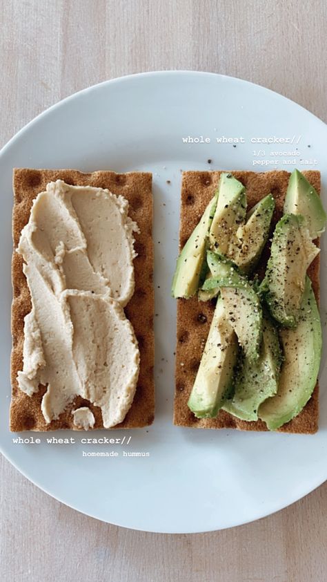 Hummus And Crackers, Crackers Aesthetic, Healthy Toast, Wheat Crackers, Bakery Foods, Meals Ideas, Healthy Lunch Ideas, Nice Food, Just Eat It