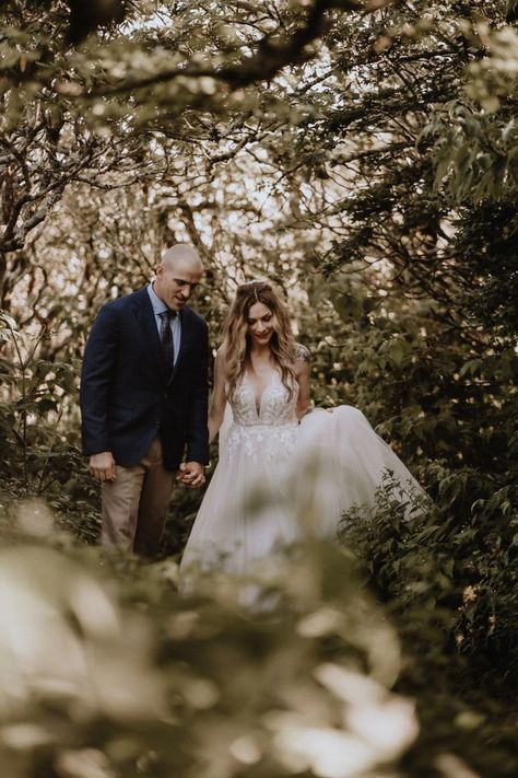 Find your wedding bliss in North Carolina at the beautiful Craggy Gardens on the Blue Ridge Parkway. Consider it as an elopement destination with the best mountain wedding photography available in Asheville. Book Rychelle for your North Carolina elopement or asheville wedding at paisleysunshinewed.com! Elopement North Carolina, Mountain Wedding Decor, Craggy Gardens, Sunshine Photography, Wedding Mountain, Florida Beach Wedding, Husband And Wife Wedding, Asheville Wedding, Tampa Wedding