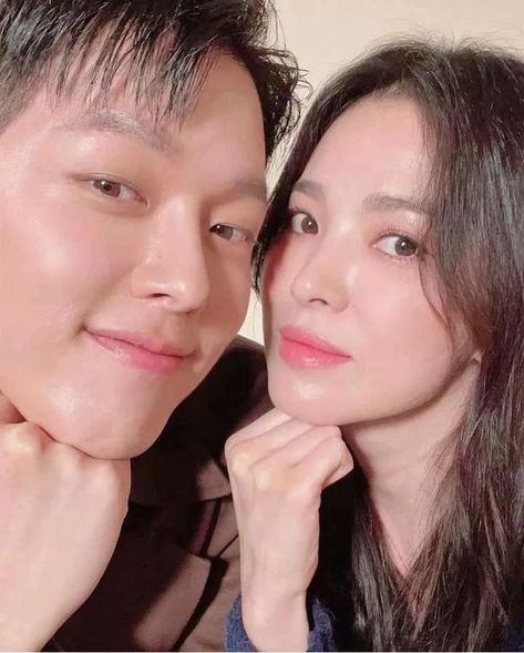 song hye Kyo on Instagram: “#SongHyeKyo and #jangkiyoung selfie #NowWeAreBreakingUp Please follow me” Adventure Time Wallpaper, Relationship Timeline, Hye Kyo, Single And Happy, Song Hye Kyo, Breaking Up, Movie Couples, Korean Star, Full House