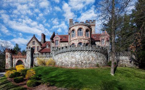 Searles Castle, Tudor Manor, American Castles, Oxfordshire England, New England Road Trip, East Coast Road Trip, New England States, Castle Ruins, Historic Places