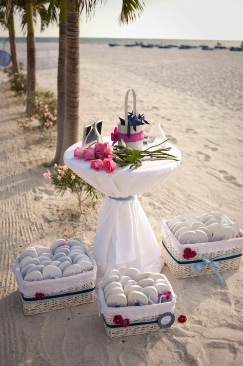 Welcome guest with personalized flip flops and roses for beach wedding Beach Wedding Flip Flops For Guests, Beach Sand Heart, Wedding Flip Flops For Guests, Heart Wedding Decor, Beach Wedding Flip Flops, Wedding Guest Heels, Wedding Favors Beach, Sand Heart, Beach Theme Wedding Favors