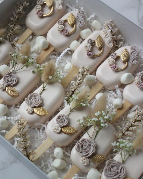 Engagement Cakesicles, Elegant Cakesicles, Bridal Shower Cakesicles, Dessert Flatlay, Wedding Cakesicles, Paleta Magnum, Magnum Cake, Ring Backdrop, Strawberries Bouquet