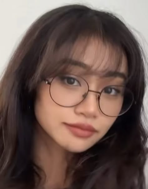 Fringes On Round Faces, Hair Bangstyle For Round Face, Bangs For Round Face Small Forehead, Bangstyle Hair Long Glasses, Bangs With A Small Forehead, Cute Front Bangs, Aesthetic Wispy Bangs, Bangs For Round Face With Glasses, Wispy Bangs On Small Forehead