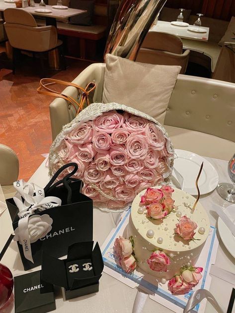 17. Geburtstag, Luxury Birthday Gifts, Birthday Goals, Luxury Birthday, Cute Birthday Ideas, Birthday Inspo, Beautiful Bouquet Of Flowers, Luxury Flowers, Birthday Pictures