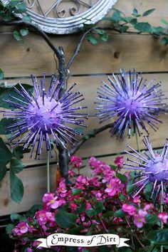 Have you ever seen giant, purple alliums in bloom in the spring? This is a quick and easy garden art project made from thrift shop items to mimic the look of those massive, globe-shaped flowers. Allium Garden, Giant Garden, Allium Flowers, Garden Art Sculptures Diy, Garden Art Projects, Garden Art Crafts, Diy Garden Projects, Garden Art Sculptures, Garden Art Diy