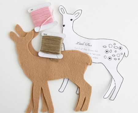 Well, that was easy ... I got all the pieces cut out!  Look out people, Mama's on a roll!  Haha :)... Decoracion Navidad Diy, Felt Deer, Diy Felt Christmas Ornaments, Felt Christmas Decorations, Christmas Felt, Felt Patterns, Felt Decorations, Felt Craft, Diy Felt