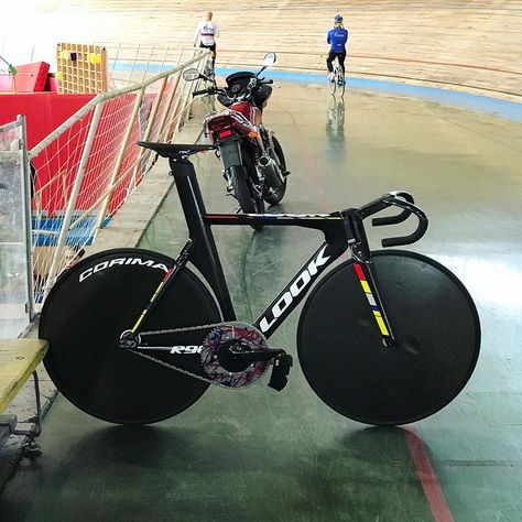 We’ve spent a day with the Russian National track team testing our new track-specific gear. Here is the bike of the 2017 world champion in… Look Track Bike, Mechanical Dragon, Cinelli Mash, Fixie Gear, Bike Showroom, Cars Anime, Paint Bike, Bicycle Track, Road Bike Vintage