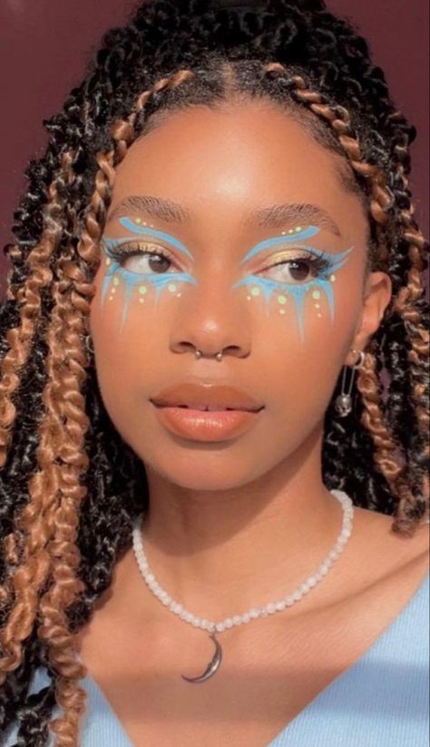 Simple Graphic Eyeliner, Edm Makeup, Eyeliner Inspo, Eyeliner Ideas, Blue Eyeshadow Looks, Alt Makeup, Graphic Makeup, Work Makeup, Creative Eye Makeup