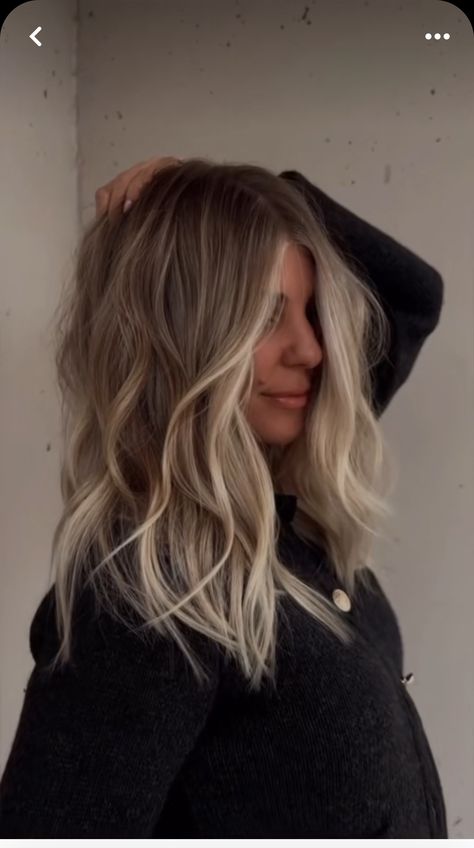 Fall Blonde Dark Roots, Money Piece Shadow Root, Dark Root Blond, Root Drop Blonde, Platinum Blonde Hair Brown Roots, Blonde Hair With Smudged Roots, Blonde Roots Dark Ends, Dark Roots Blonde Ends, Old Money Blonde Dark Roots