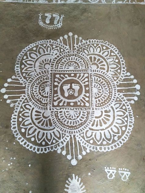 Jhoti Chita Odisha, Paint Rangoli Designs On Floor Simple, Bengali Alpana Design, Lokhi Puja Alpona, Mandna Designs Rajasthani, Jhuti Designs, Gokulashtami Rangoli, Mandana Rajasthani Art, Rajasthani Rangoli