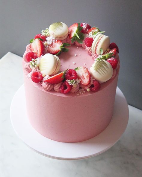 Raspberry Birthday Cake Decoration, Raspberry Birthday Cake, Cooking Vibes, Velvet Birthday Cake, Red Velvet Birthday Cake, Red Velvet Birthday, 40th Birthday Cakes, Cake Inspo, 21st Birthday Cake