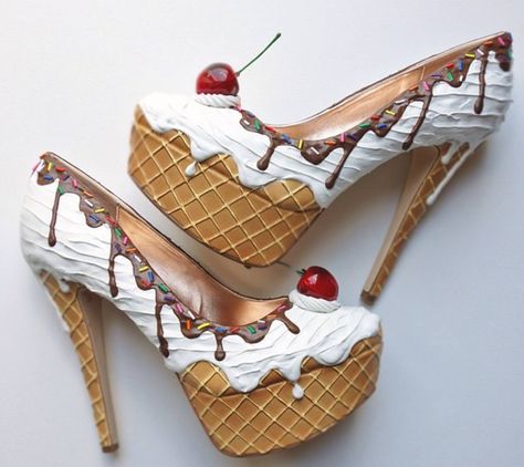 Shoe Bakery: You scream, I scream, we all scream for ice scream! Funky Wedding Bouquets Ice Cream Shoes, Vintage Jul, Mode Shoes, Kraf Diy, Funky Shoes, Unique Shoes, Shoe Art, Fabulous Shoes, Crazy Shoes