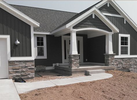 Gray And Stone House Exterior, Lakehouse Exterior, Cottage Addition, Patio Chico, Exterior Siding Options, Boulder House, Exterior House Siding, Gray House Exterior, Ranch House Exterior