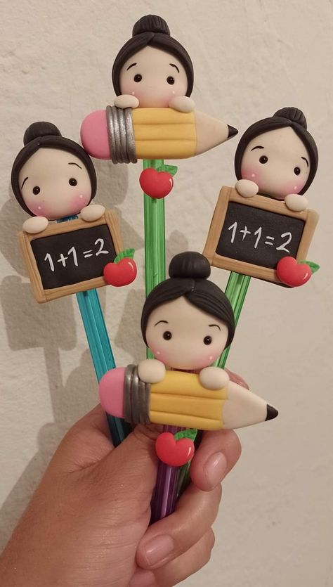 Teachers Day Card Design, Pencil Topper Crafts, Polymer Clay Pens, Crea Fimo, Unicorn Desserts, Clay Pen, Teacher Craft, Teachers Diy, Clay Diy Projects