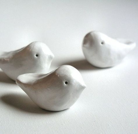 simple white birds...for window sil? Polymer Clay Birds, Crea Fimo, Clay Birds, Clay Bird, Sculptures Céramiques, Polymer Clay Animals, Clay Animals, Ceramic Birds, Fimo Clay