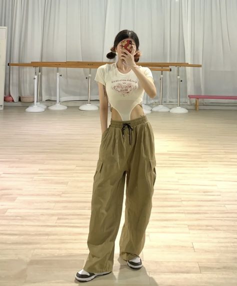 Aesthetic Dance Practice Outfits, Khaki And Black Outfit, Dance Practice Outfits Aesthetic, Korean Dance Practice Outfit, Dance Clothes Hip Hop, Dance Practice Outfits Ideas, Kpop Outfits Inspiration, Hiphop Dance Outfit, Dance Practice Outfits