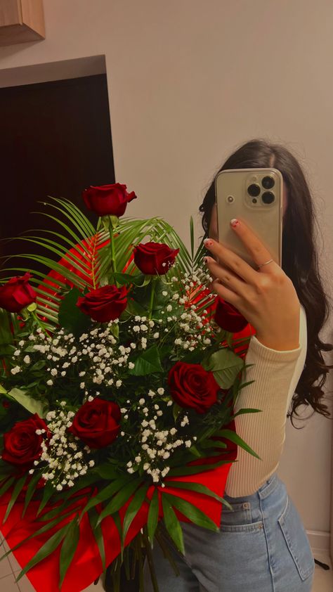 Mirror Selfie With Bouquet, Flowers Mirror Selfie, Flowers Selfie, Rose Mirror, Flower Mirror, Couple Hands, Couple Things, Mirror Selfie Poses, Cute Rose