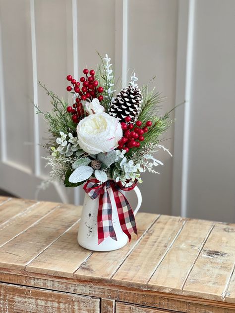 Winter Fake Flower Arrangements, Small Christmas Floral Arrangements Diy, Winter Arrangements Centerpieces, Diy Christmas Bouquet, Simple Christmas Flower Arrangements, Small Christmas Floral Arrangements, Fake Floral Arrangements Diy, January Flower Arrangements, Christmas Flower Arrangements Diy