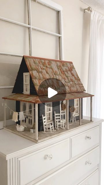 Dollhouse Miniatures| Dollhouses| Jenna Carey on Instagram: "Tiny cottage love🖤 #sweet_tea_studio #dollhouse #cottage #cottagecore #miniatures" Cottagecore Miniatures, Dollhouse Cottage, Cottage Dollhouse, Dollhouse Decorating, Dollhouse Ideas, Tiny Cottage, February 3, Sweet Tea, Doll Furniture