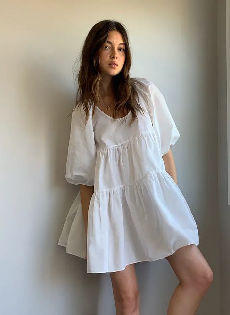 Spring 2021's Romantic Clothing Trend Is Different — Here Are The Pieces To Buy Now Summer Weekend Outfit, Taffeta Fabric, Populaire Outfits, Fantasy Dress, Little White Dresses, Weekend Outfit, Look Vintage, Mode Inspo, Tiered Skirt