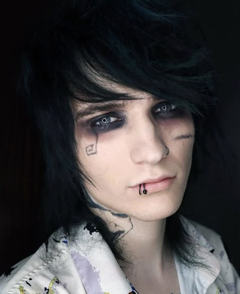 Johniee Gilbert, 2000s Emo Makeup, Emo Makeup 2000s, Emo Boy 2000s, Emo Boy Makeup, Emo Eye Makeup, Emo Makeup Looks, Jonnie Guilbert, Johnnie Gilbert