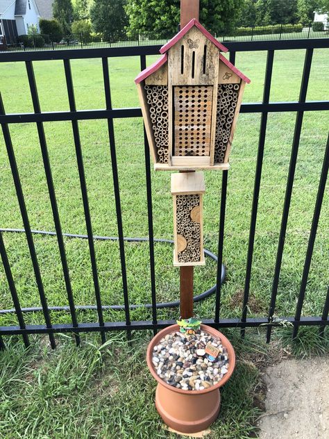 Garden Habitat Ideas, Small Bee Hive, Bee Drinking Station Diy, Tall Garden Decor, Pollinator Watering Station, Bee Hydration Station, Bug Garden Ideas, Diy Pollinator House, Bee Bath Diy