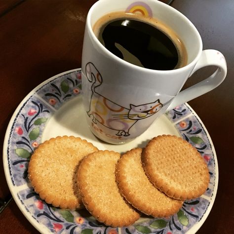 Tazas de café Creamy Coffee, Food Drink Photography, Coffee Is Life, Ice Cream Cake, Hot Tea, Coffee Love, Interesting Food Recipes, Cup Of Coffee, Coffee Break