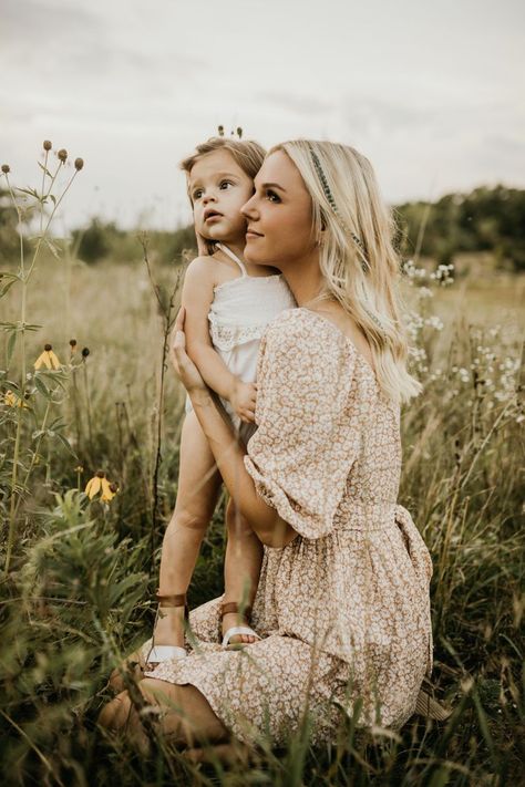 Cute Mom Daughter Pics, Daughter Mommy Pictures, Mummy And Me Photography, Mommy Daughter Poses Photo Ideas, Fall Mother And Daughter Photos, Fall Photos Mom And Daughter, Mommy And Me Sitting Poses, Mom With Two Daughters Photography, Mum And Toddler Photoshoot