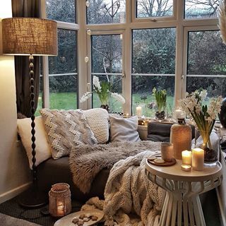 Scandi bohemian interiors (@s.u.s.a.p) • Instagram photos and videos Diy Winter Decorations, Good Leadership, Winter Decorating Ideas, Snowflakes Diy, Cosy Decor, Bohemian Interiors, Beautiful Bedroom Decor, Winter Decorating, Winter Decorations Diy