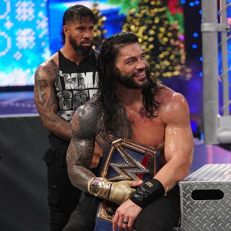 Roman Reigns Family, Joe Anoaʻi, Roman Reigns Wwe Champion, Roman Reigns Shirtless, The Shield Wwe, Wwe Superstar Roman Reigns, Wwe Roman Reigns, Wrestling Superstars, All In The Family