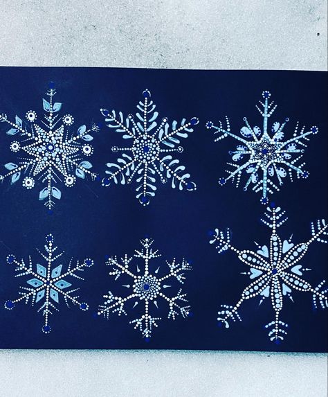 Mandala Dot Painting Snowflake, Dot Painted Snowflakes, Snowflake Painting Canvases, Mandala Snowflake Design, Dot Painting Snowflakes, Snowflake Dot Painting, How To Paint Snowflakes, Christmas Tree Dot Painting, Dotted Snowflakes