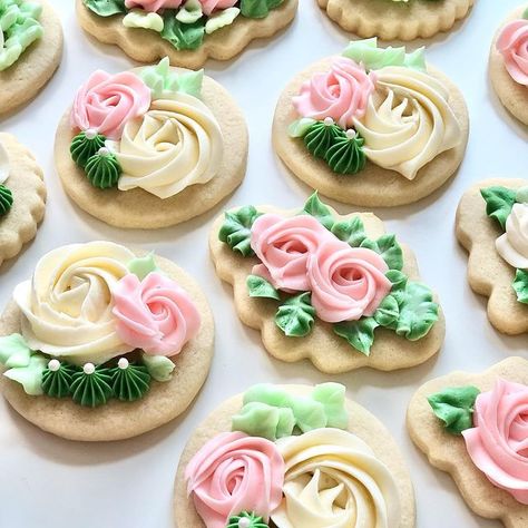 Cloud 9 Confections on Instagram: "Easily my favorite set that I’ve ever done 🌸 …. Floral buttercream sugar cookies just became my favorite thing to make 😍" Easter Buttercream Cookies, Flower Sugar Cookies Decorated, Spring Cookies Decorated, Buttercream Decorated Cookies, Crumb Cookies, Buttercream Sugar Cookies, Flower Cookies Bouquet, Cookies Flowers, Summer Sugar Cookies