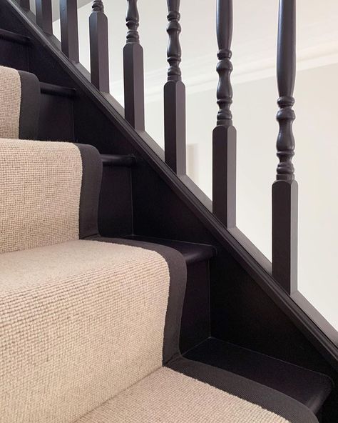 Stairs With Runner, Paean Black, Black Painted Stairs, Hall Ways Ideas, Stair Layout, Black Staircase, Black Stairs, Staircase Runner, Open Plan Kitchen Diner